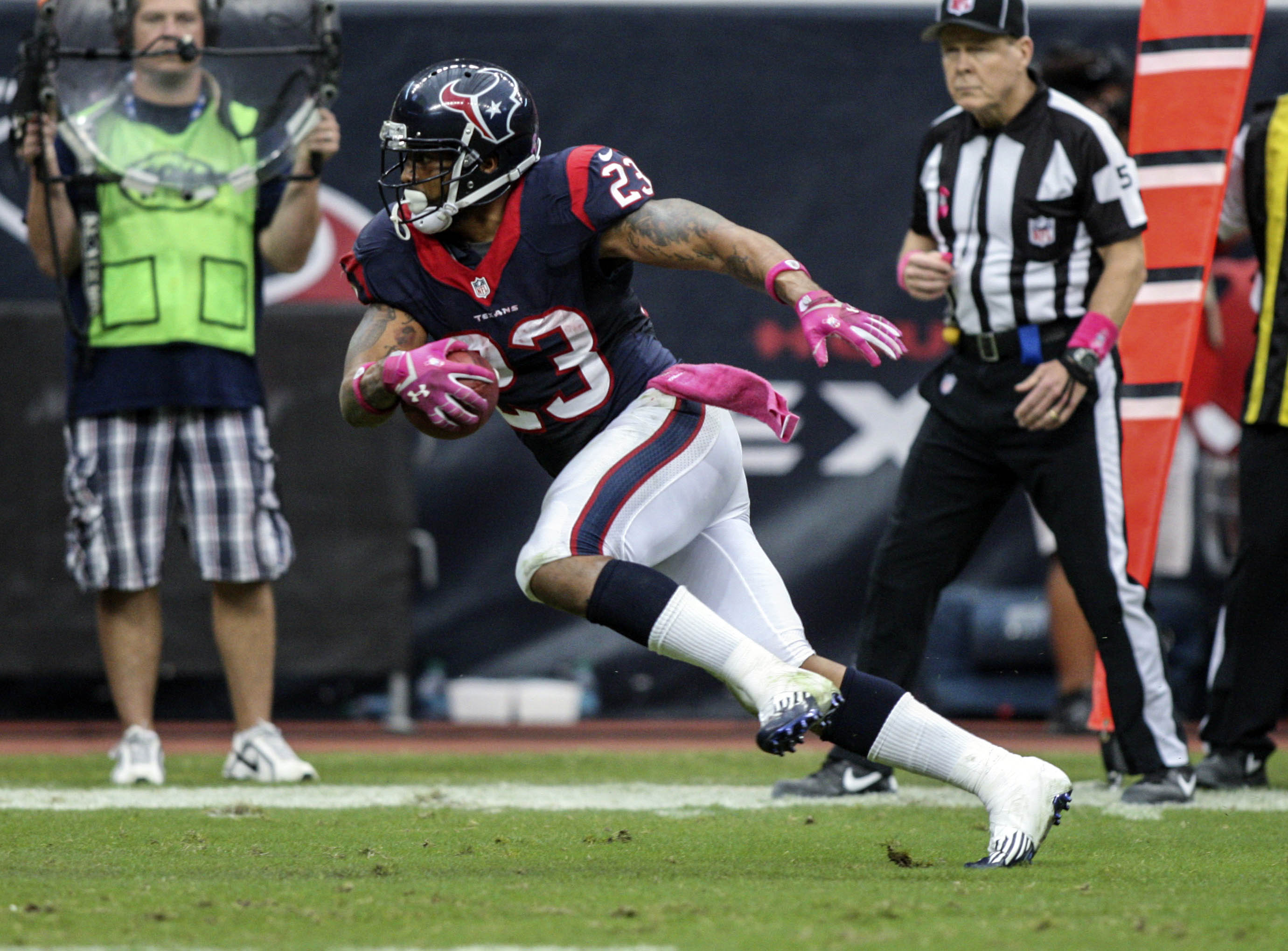 Houston Texans running back Arian Foster (23) breaks away from