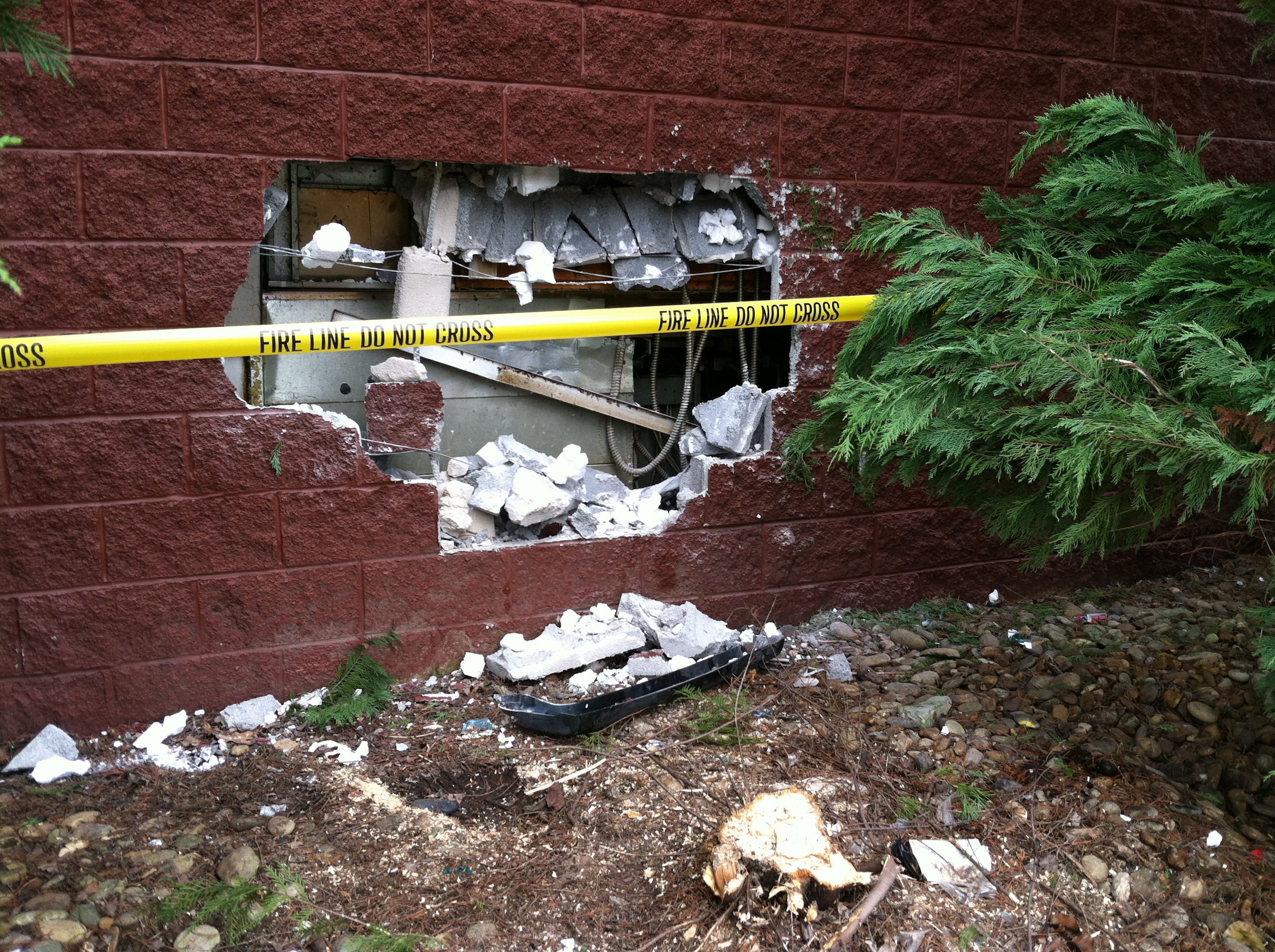 3 injured when truck crashed into Oak Ridge Waffle House