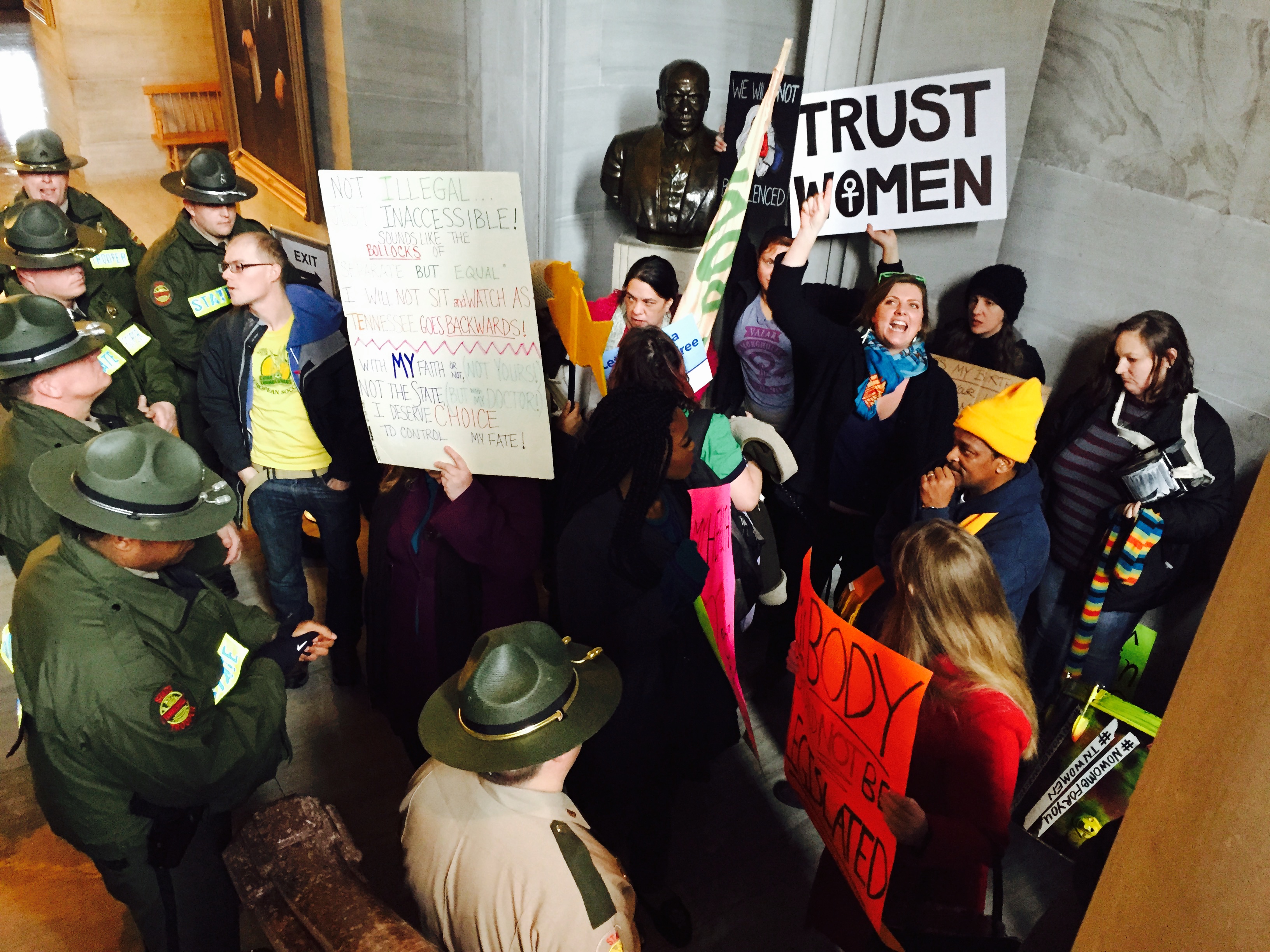 Hundreds rally at Capitol for abortion rights | wbir.com