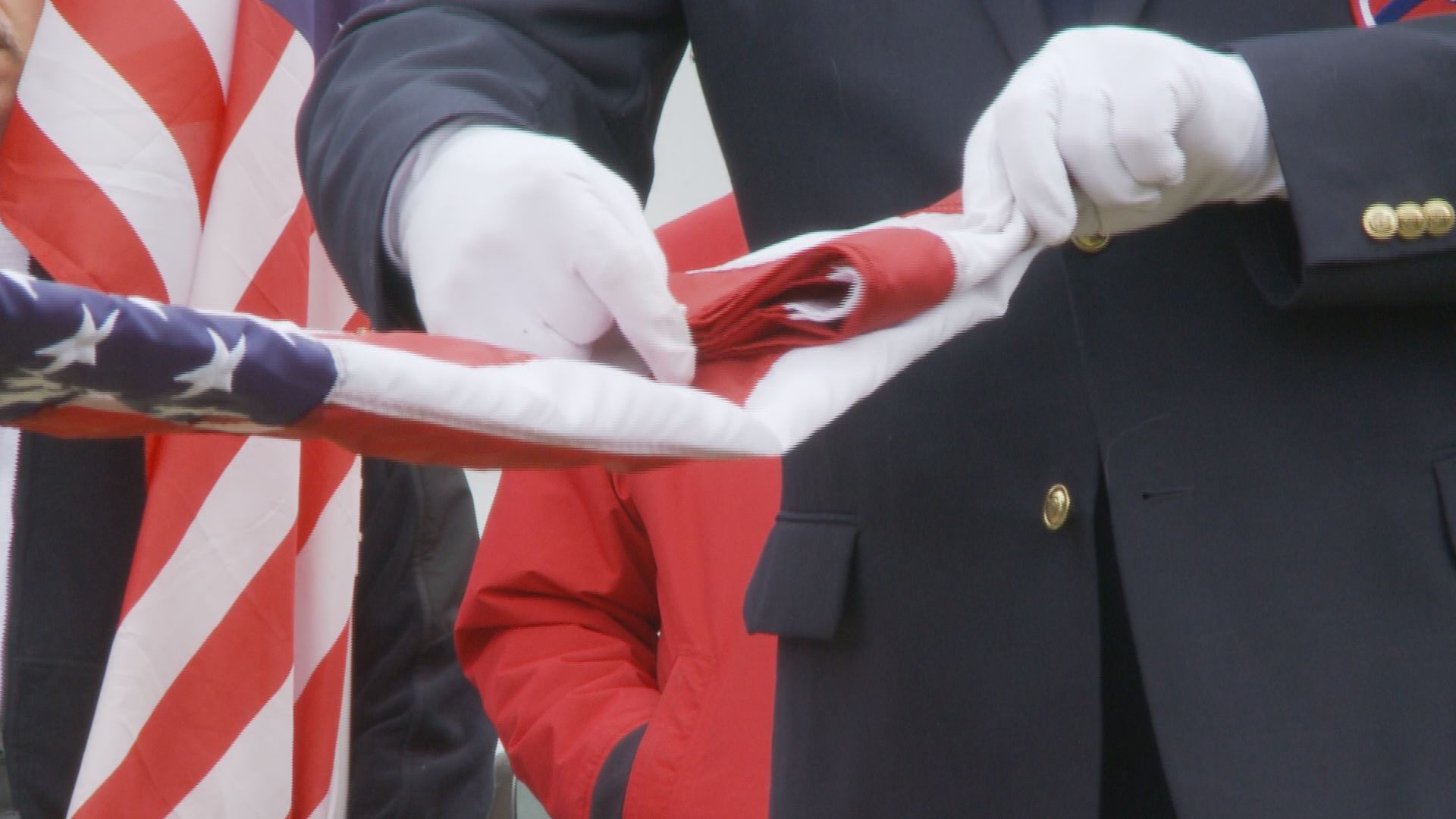 Community supports veteran forced to take down flag pole