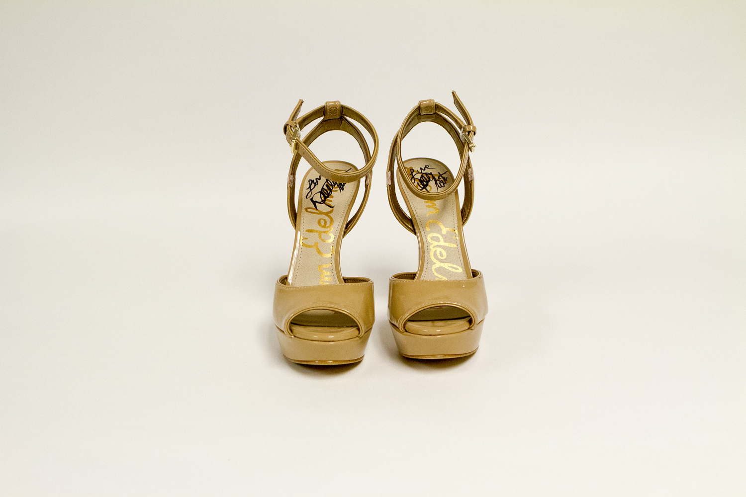 wbir.com | Dolly Parton auctioning pair of autographed shoes for charity