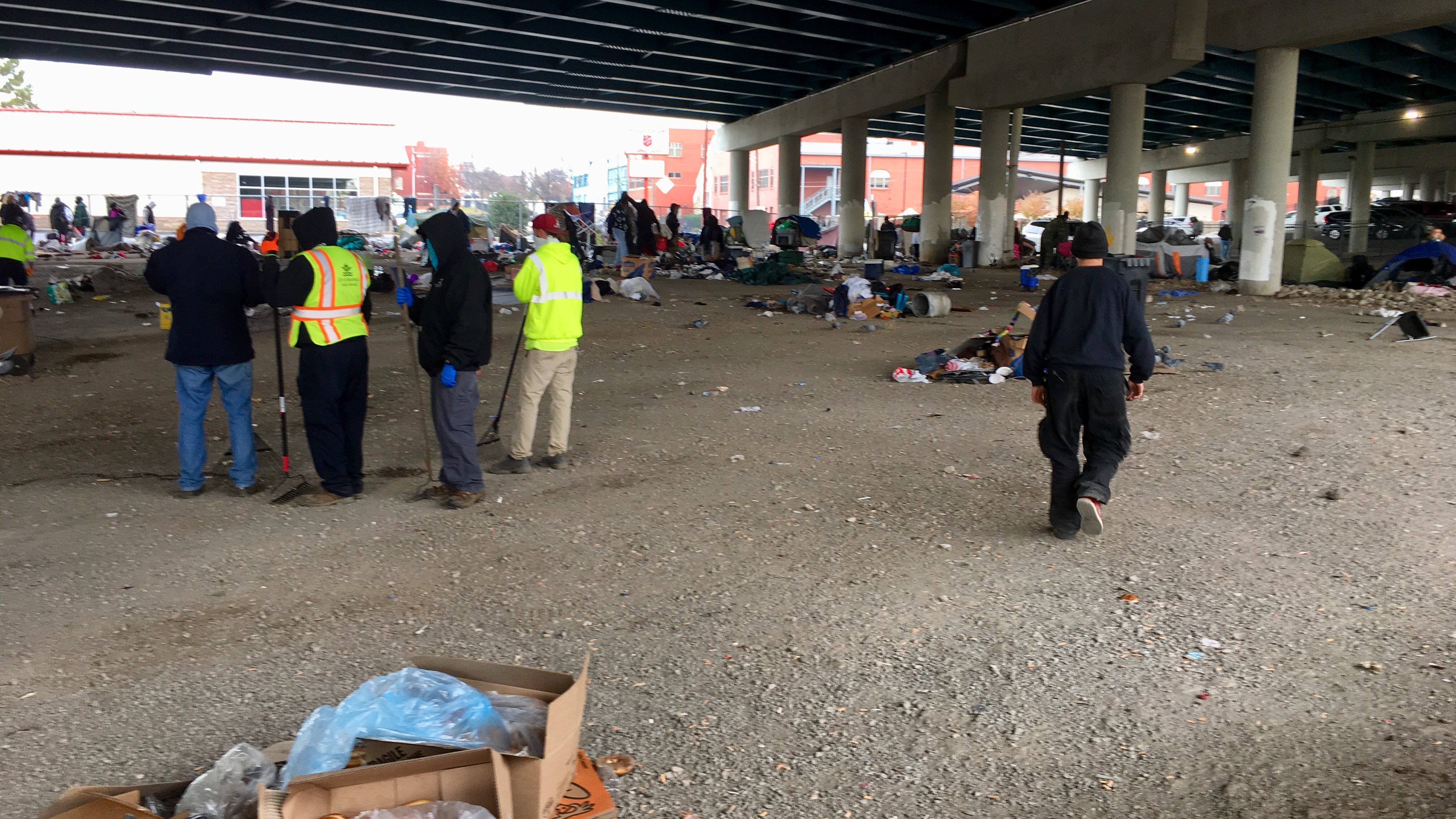 City cleans up homeless encampments near the bridge on Broadway | wbir.com