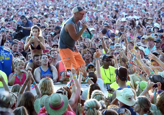 Kenny Chesney rocks 40,000 fans at Flora-Bama-Jama | wbir.com